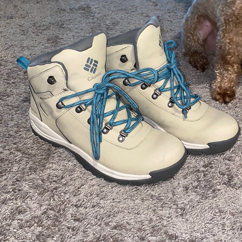 COLUMBIA WATERPROOF HIKING BOOT
